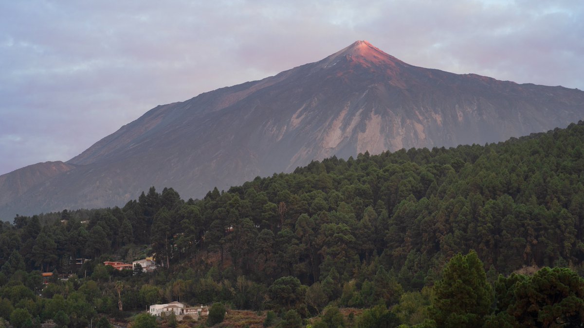 Ultimos rayos de Sol sobre el Teide. 7 de Diciembre.

<a href="/RTVCes/">RTVC</a> <a href="/aquilatierratve/">Aquí la Tierra</a> <a href="/tenerife_meteo/">Meteo_Tenerife</a> <a href="/pnteide/">ParqueNacional TEIDE</a>