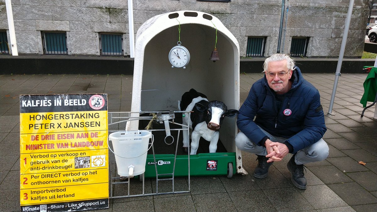 VeganStreaker85's tweet photo. Boekschrijver @SiebelinkJeroen kwam om vijf voor twaalf de noodbel luiden voor de #kalfjes in de Nederlandse #melkveehouderij en #kalverenhouderij .
Hij ondersteunt moreel en fysiek met zijn komst mijn #hongerstaking https://t.co/gETn8xTEDK