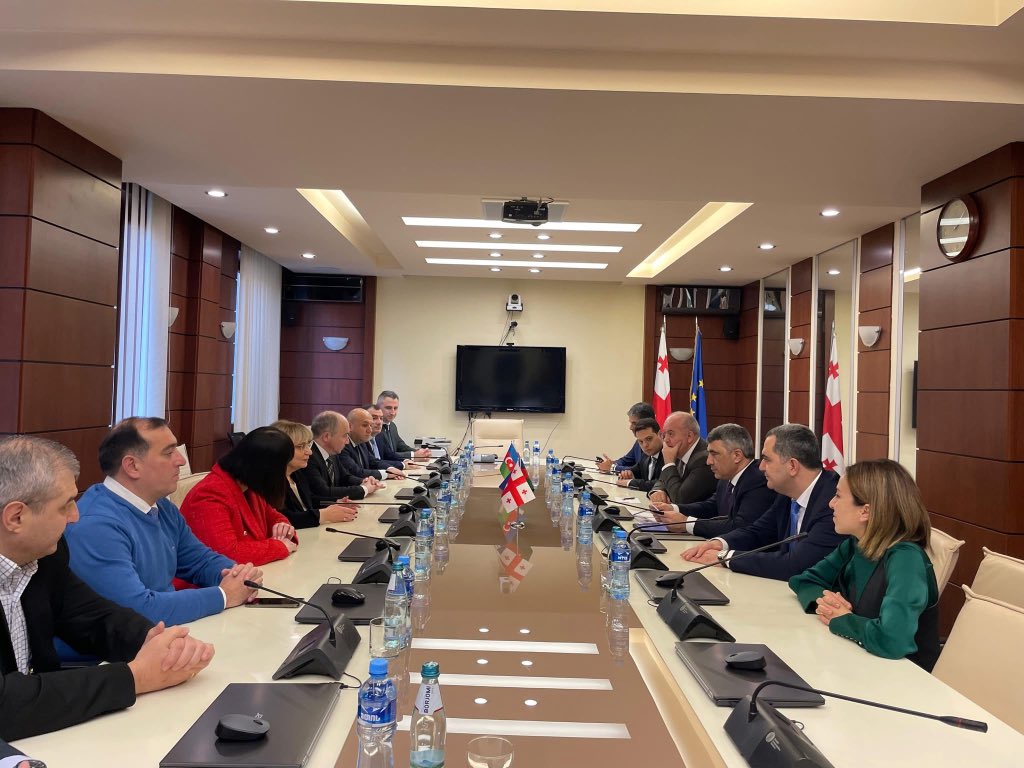 Azərbaycan Respublikası Ali Məhkəməsinin və Məhkəmə-Hüquq Şurasının sədri İnam Kərimovun başçılıq etdiyi nümayəndə heyəti Gürcüstan Ali Məhkəməsinin və Ali Ədliyyə Şurasının sədri Nino Kadagidzenin dəvəti ilə Gürcüstana səfərə gedib. 

Ətraflı: supremecourt.gov.az/az/media/xeber…