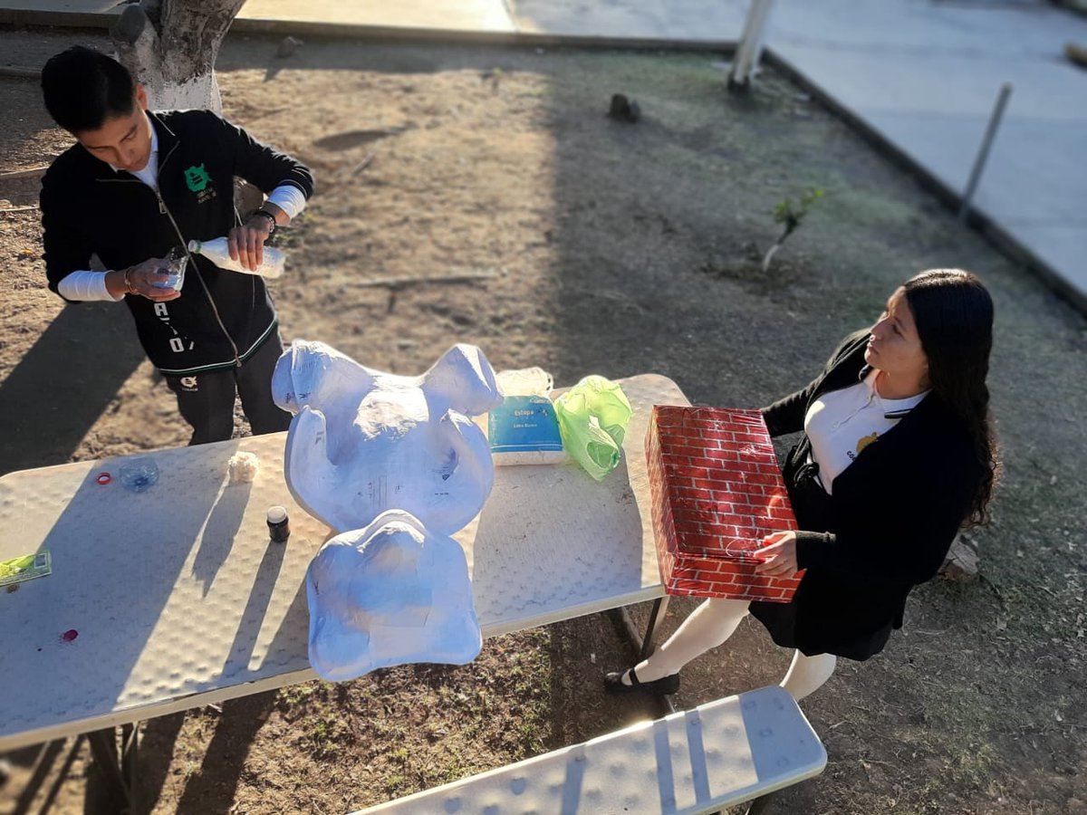 Cobaem_Morelos's tweet photo. 🎅✨ En seguimiento al programa #ECOBAEM, las y los alumnos de físico-matemático del #Plantel07 #Tepalcingo realizaron una actividad especial haciendo adornos navideños con material reciclado, con el fin de https://t.co/bi0J9KxE8n