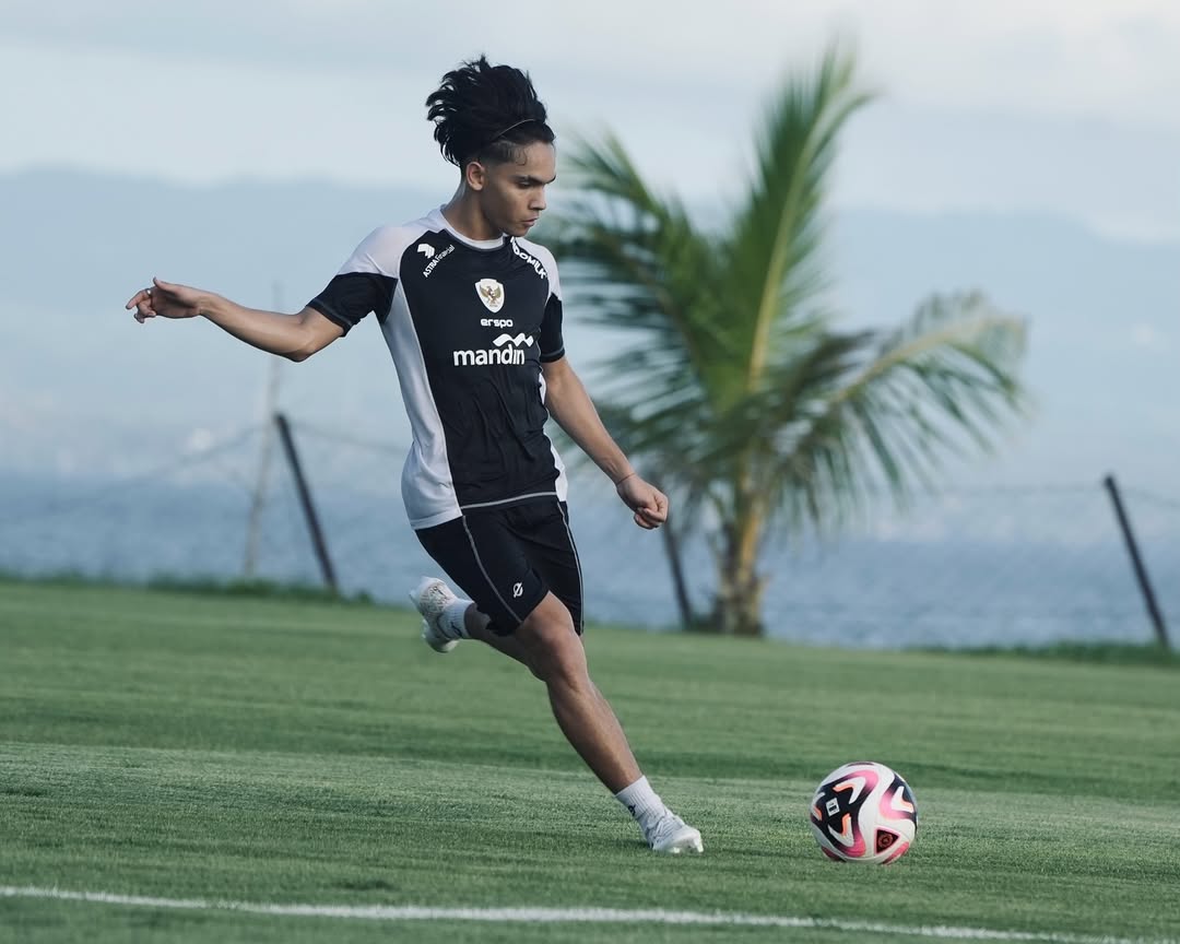 Olahbolacom's tweet photo. Victor Dethan. Mainnya cakep. Sama kayak orangnya. Eh 🤭
#TIMNASDAY #TimnasIndonesia #AFF #Dethan https://t.co/JVNFDaLvKN