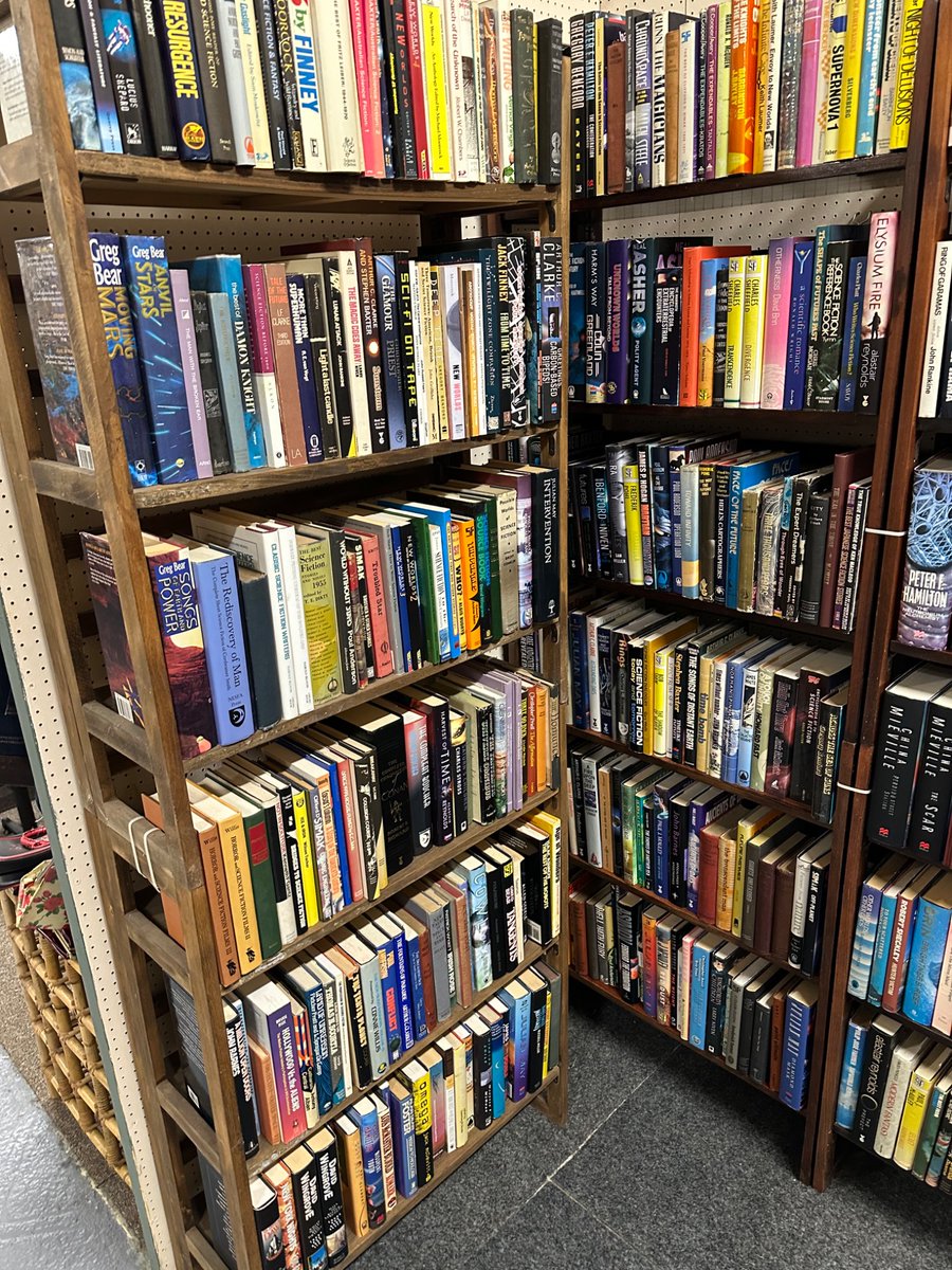 StephenRench's tweet photo. Have just restocked at the Brackley Antique Cellar - 3 more boxes of sci fi and fantasy 📚 squeezed into Unit 95C
👽 🪐 🌍 📚 https://t.co/K56b2DaG5g