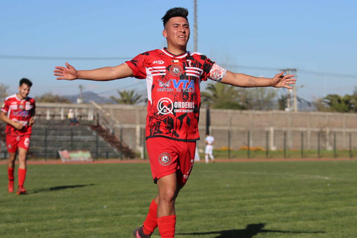 regularbenja's tweet photo. Eduardo Peñailillo de Provincial Talagante ganó el premio al Mejor Futbolista Amateur que entrega el Círculo de Periodistas Deportivos. 

Con 102 tantos a su haber, el Chispa es el máximo goleador histórico del club y, además, de la Tercera División B. https://t.co/9rWxy7byS5