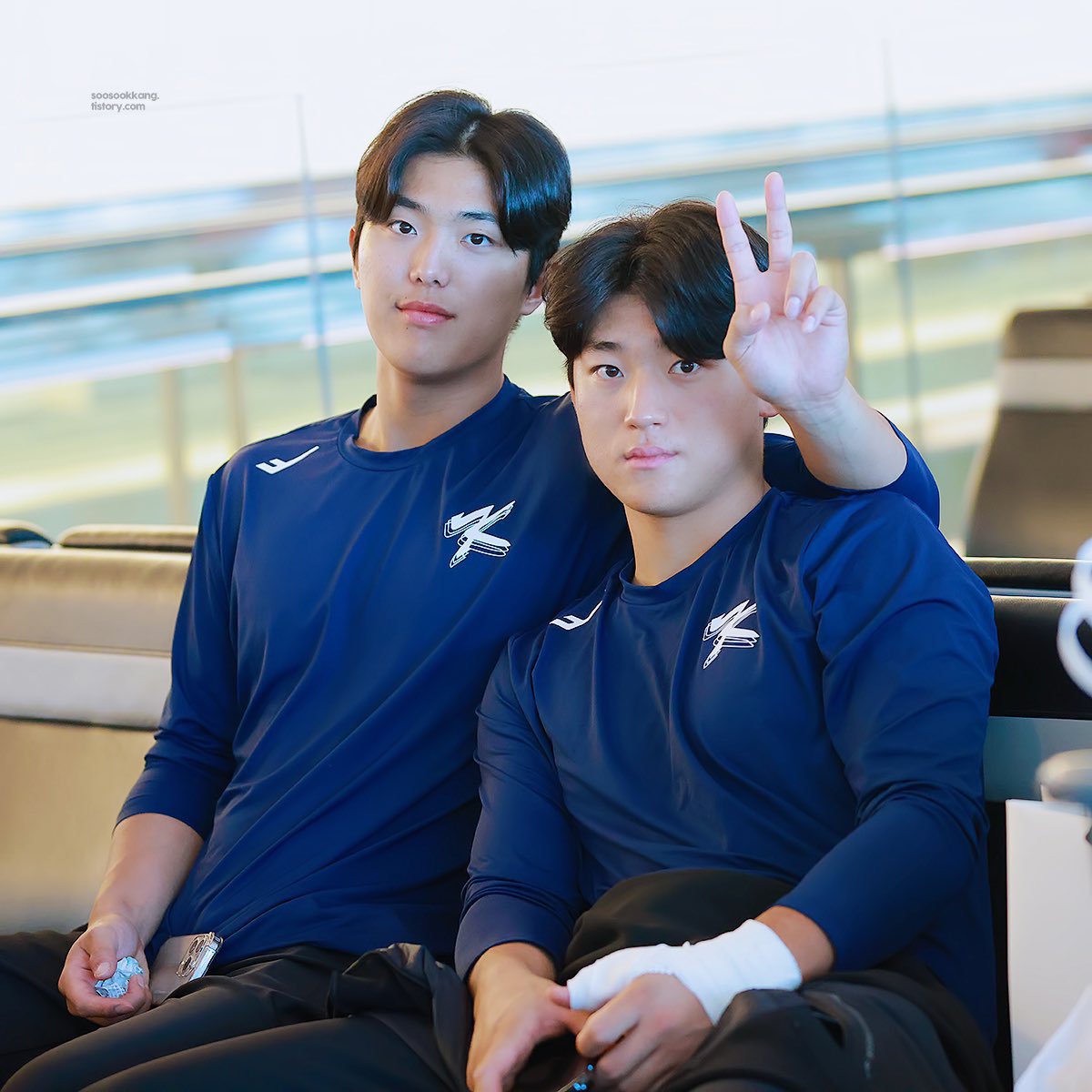 이의리 김도영 너네는 진짜 안된다
내가 지금 너무 어이가 없어서 욕도 안 나오는데
ㅅㅂ 정해영까지는 미친새끼로 끝날 수 있어
근데 너네 둘은 안돼 무슨 일이 있어도 안돼
그땐 챔필 불타는 날이 될거야
특히 이의리.. 나 모든 유니폼 너 하나에 다 걸었다
저 많고 많은 유니폼 지켜주라 부탁이야