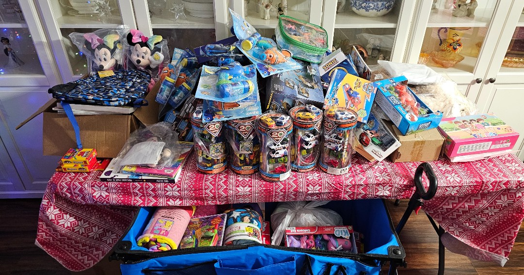 teamamaise's tweet photo. 🎄 Sneak peek! Our elves (aka volunteers) are hard at work packing holiday cheer for the families we serve. 🧡

📸 Stay tuned for heartwarming delivery photos! #HolidayGiving https://t.co/pbnIMAthIf