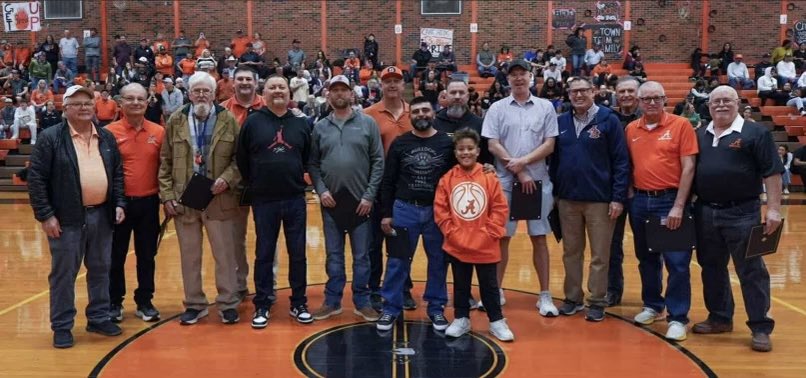 AnthonyFB2024's tweet photo. Congrats Pops on being honored by the city of Artesia and the @ArtesiaBulldogs @Artesiabball for y’all’s 95 basketball state championship and the 1st in the schools history and props on showing love to @OttawaBravesFB at your ceremony https://t.co/fgHGQKpXTW