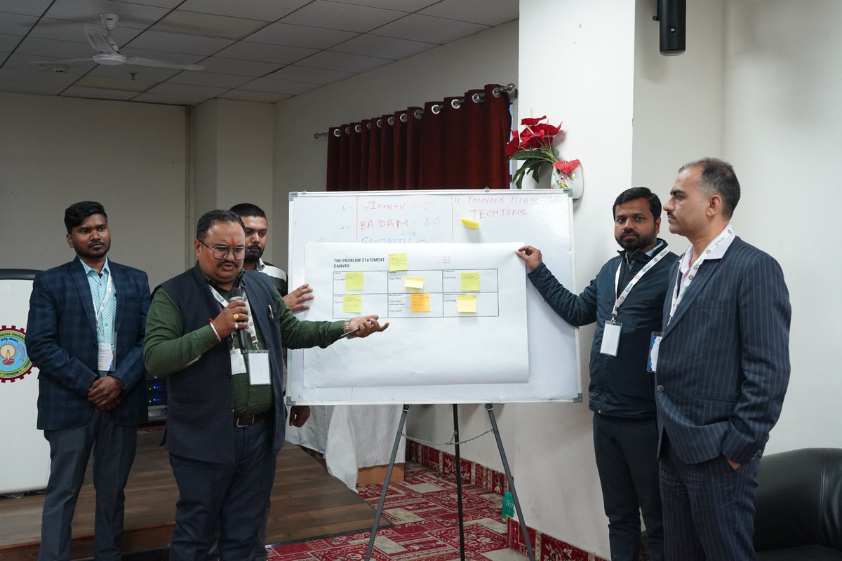 InnovationHubUP's tweet photo. #IncubatorsTraining Day-1 Glimpses

Key Highlights
#IdeaGeneration 
#LeanCanvas Designing
#Valueproposition Canvas
Building Entrepreneurial Ecosystem on Campus

Thank You to Dr. Rakhi Sharma, Director Jai Hind College Mumbai and Dr.Purnendu Pandey, GM @glbajaj for the insights https://t.co/m0CozI5FxY
