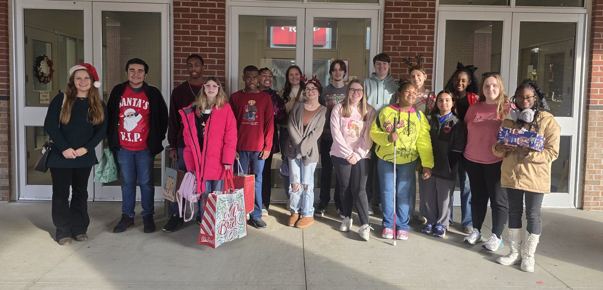 ChhsMightyStang's tweet photo. We are ready for a fun and festive day! @DCSeNews #KoolKids #Interact #RespectTheHill ๐โค๏ธ๐ค https://t.co/KiflObkQG0