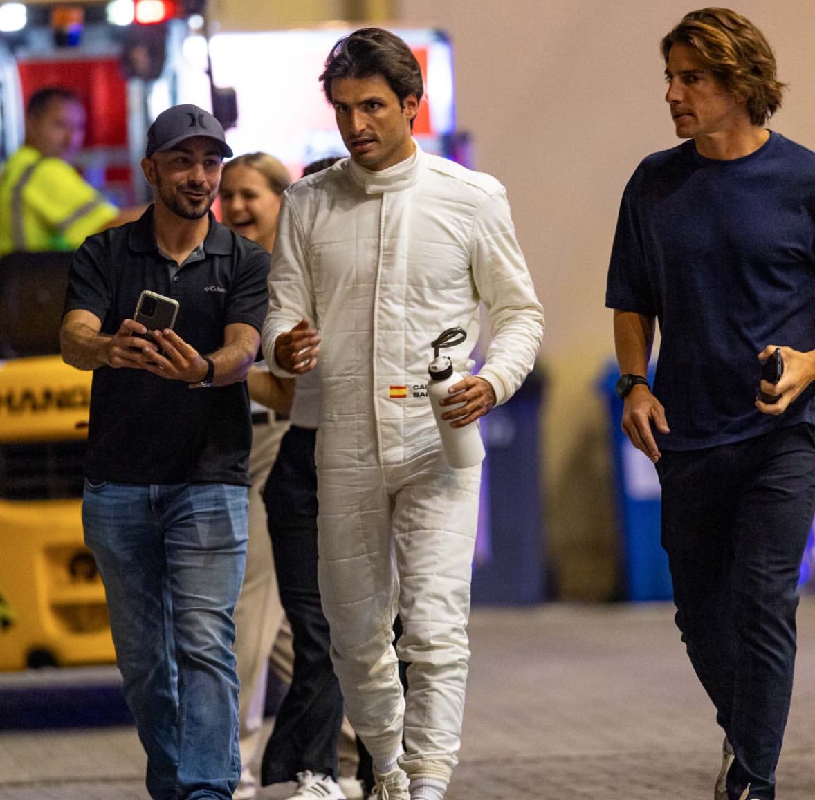 SAINZLOVERS's tweet photo. ITS SO WEIRD SEEING HIM ALL WHITE HELP ???? https://t.co/pBWwXZH2n3