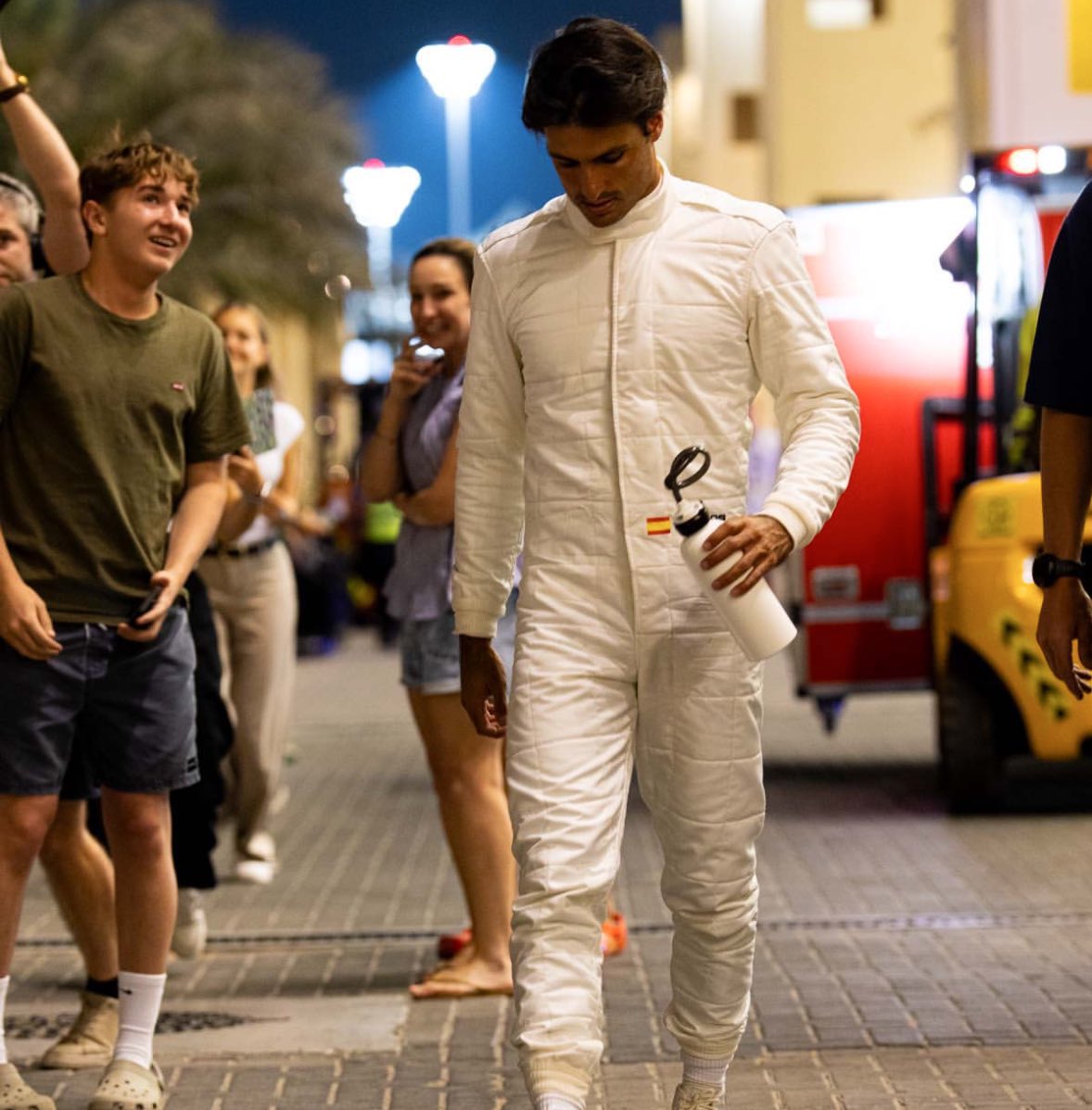 SAINZLOVERS's tweet photo. ITS SO WEIRD SEEING HIM ALL WHITE HELP ???? https://t.co/pBWwXZH2n3