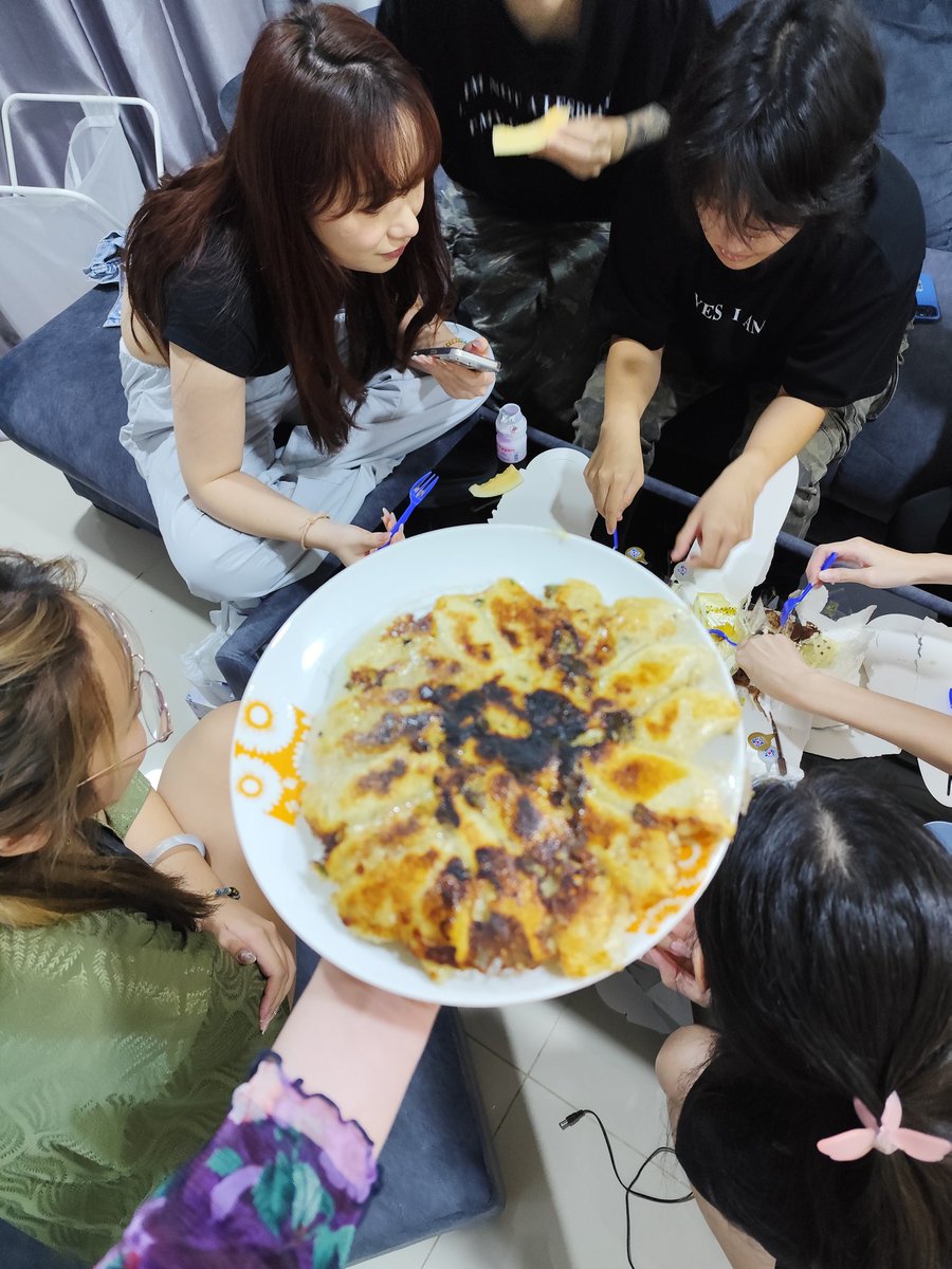 就喜欢把我的朋友当成我的厨房里的小助手