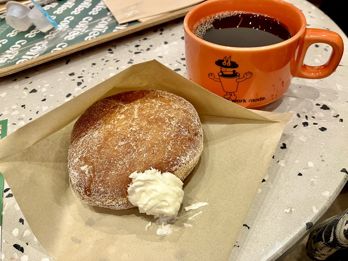 chifumi1997's tweet photo. 札駅で今日のメンバーと振り返り会。
KiosQのコーヒーはいつ飲んでも美味しいし、カップのカラーリングも好み☕️
ふわふわドーナツも最高なので、また行きたくなっちゃうんだよなぁ🍩
#kiosq #札幌カフェ https://t.co/qoJ5AVO8wL