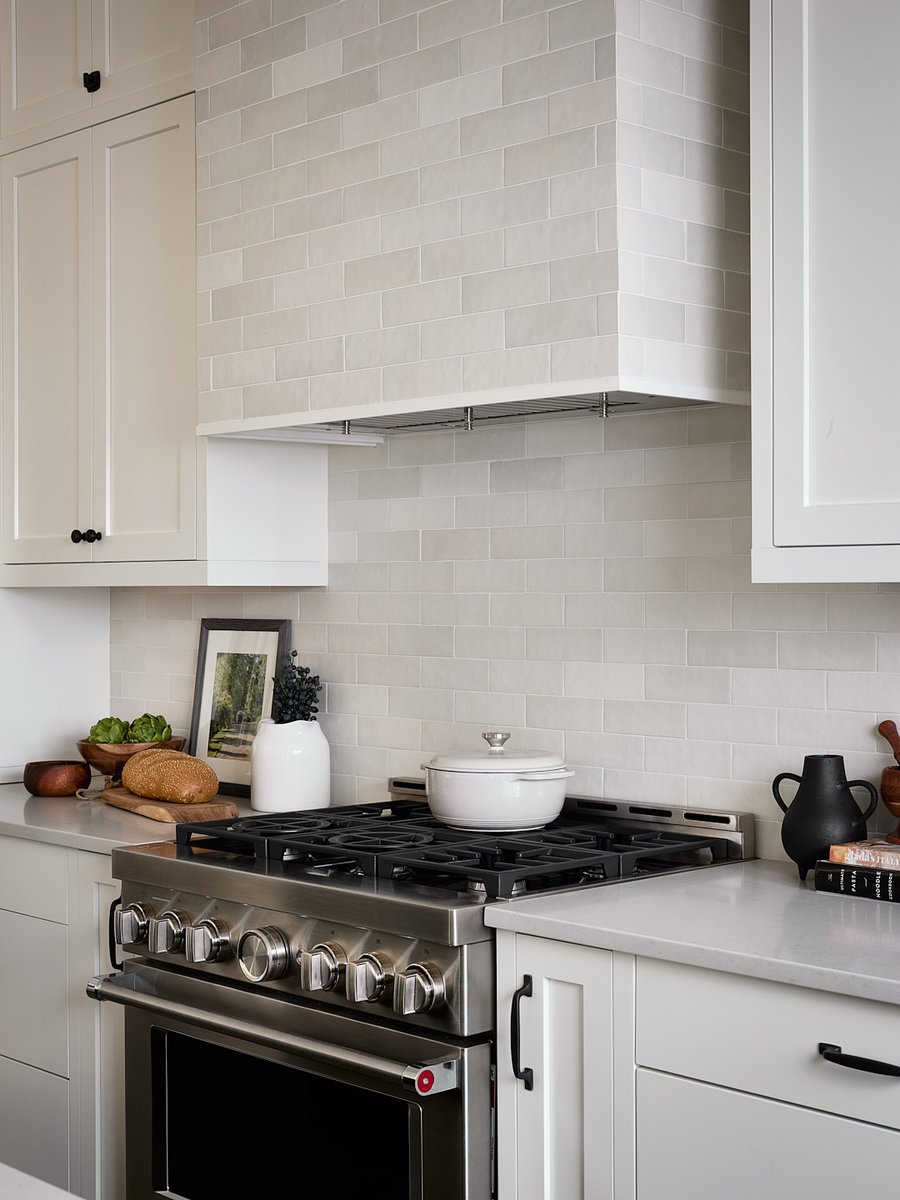 CalbridgeYYC's tweet photo. This tiled backsplash is absolutely stunning! We love how each tile is a slightly different shade giving this wall more dimension. Do you love this backsplash as much as we do?

Model: Parkdale
Interior Designer: #smithericksondesigns https://t.co/kc2qNsfUCh