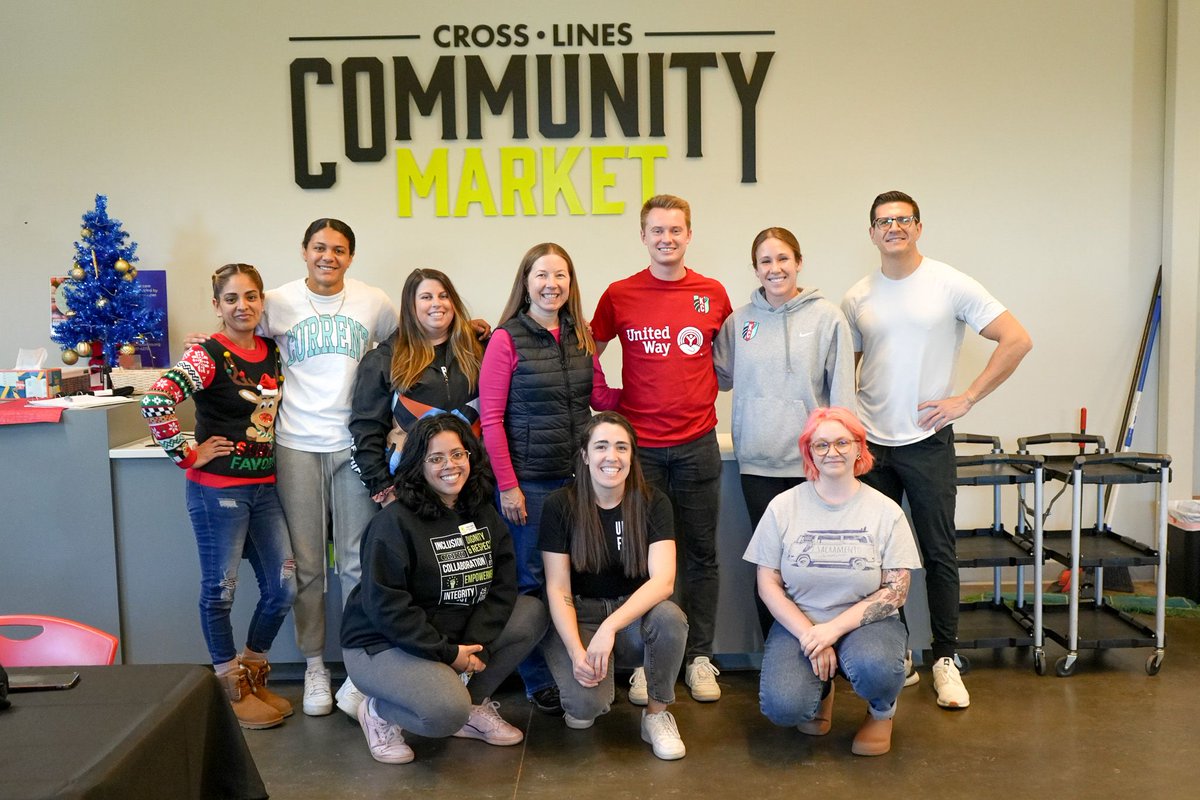 UnitedWayGKC's tweet photo. Thanks to @TheKCCurrent players @Mal_Weber16 &amp; @_alana_cook for volunteering their time at @CrossLinesKCKS for #SeasonsofGiving! You never know who you’ll run into while volunteering – we hope to see you out this holiday season, giving your time! Sign up: https://t.co/YckTJDcHLk https://t.co/Vrf2SNhkFS