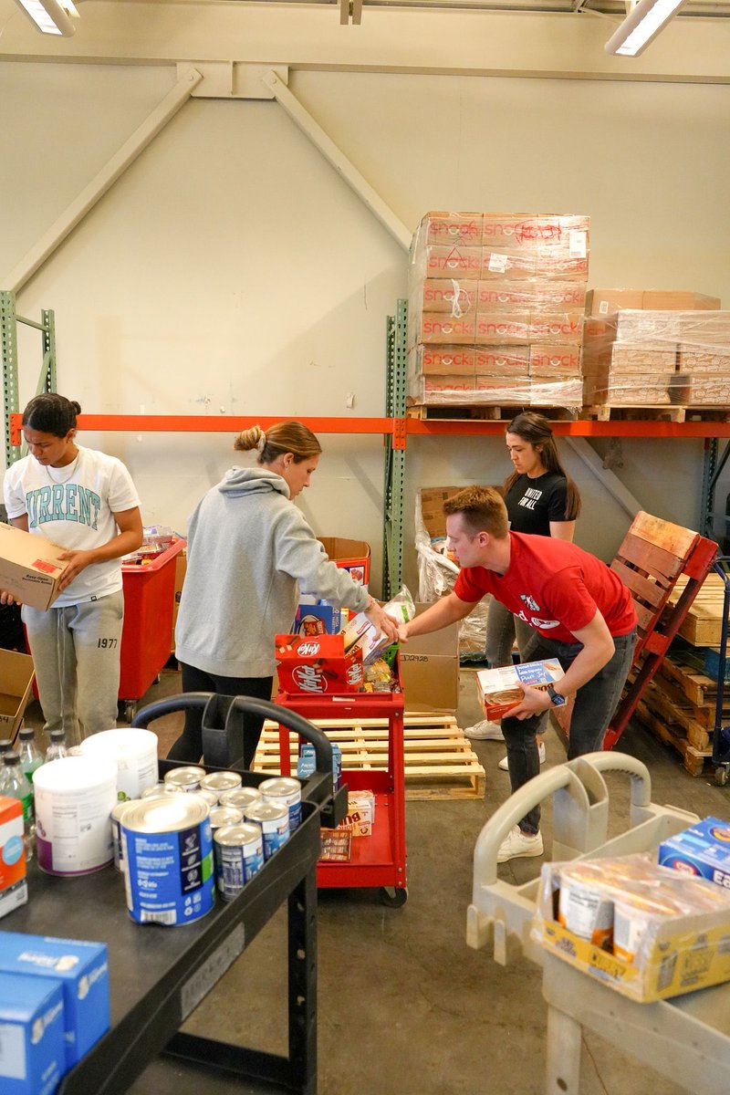 UnitedWayGKC's tweet photo. Thanks to @TheKCCurrent players @Mal_Weber16 &amp; @_alana_cook for volunteering their time at @CrossLinesKCKS for #SeasonsofGiving! You never know who you’ll run into while volunteering – we hope to see you out this holiday season, giving your time! Sign up: https://t.co/YckTJDcHLk https://t.co/Vrf2SNhkFS