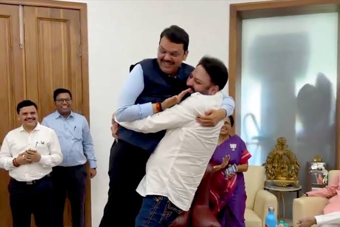 Jitendraenrich's tweet photo. @gajabhauX @mohitkamboj_ Chukicha manus uchlun anla 😂 https://t.co/D4SG4iGZzt