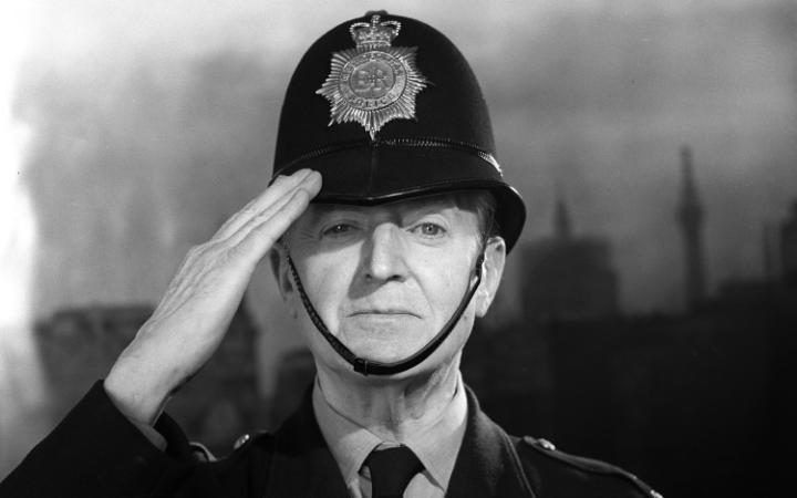 TalkingPicsTV's tweet photo. PC Dixon and the team investigate a robbery at 5pm in DIXON OF DOCK GREEN (1962) #TPTVsubtitles
🚓 #JackWarner #MichaelArden #FinlayCurrie in 'A Home of One's Own'. https://t.co/kjLxc5EoMD