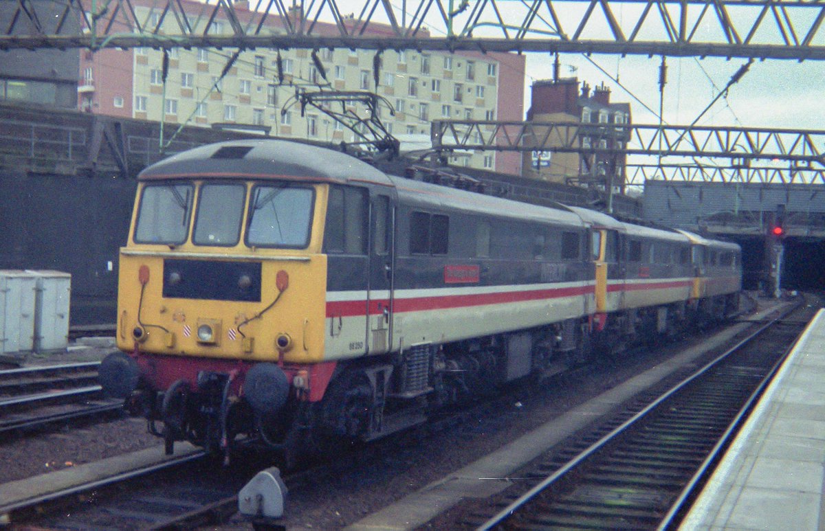 beeranddiesels's tweet image. Intercity liveried Class 86 86250 (complete with early tiny numbers) with two classmates at Euston in the late 80s. I believe this unit is still extant in Hungary. #Class86 #Intercity #Euston