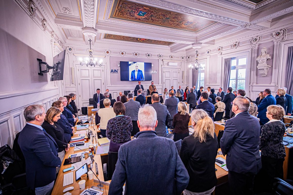 Departement_AIN's tweet photo. #session01 Hommage à Gérard Paoli suite à son décès survenu le 17 novembre. Son suppléant Pierre Ginot a pris ses fonctions de Conseiller départemental du canton de Gex, en binôme avec Véronique Baude #Ain @baude_veronique https://t.co/8VbVg0jxmN
