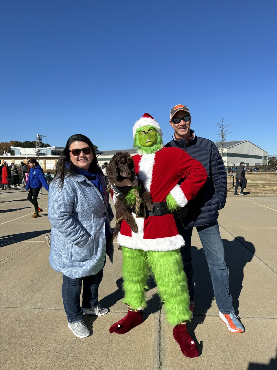 dawn_vang7's tweet photo. We had so much fun on Saturday at our PTA Pop Up Shop. We even had a fly over visit from Santa! @JbdElem @gfurlich #Santaishere #PTA https://t.co/w3pe0BNNyl