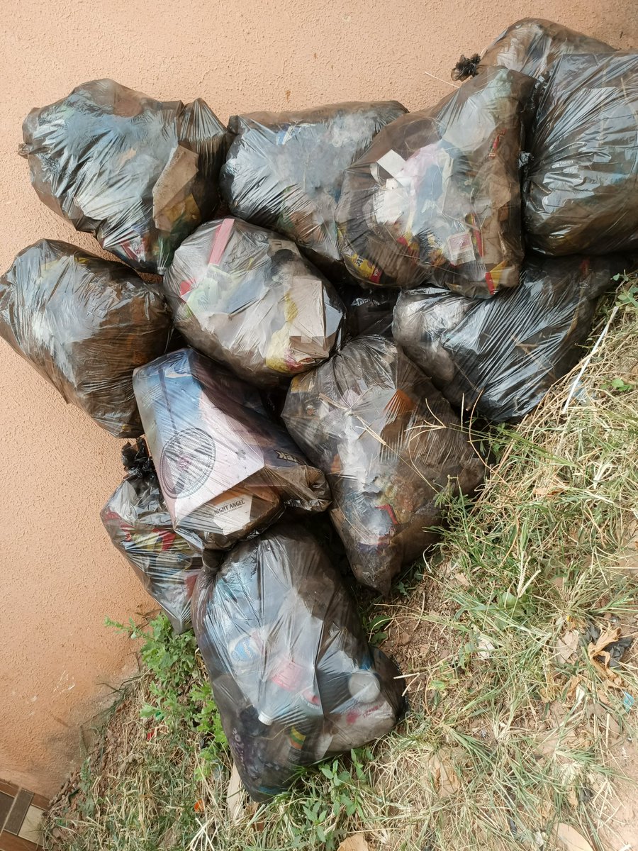 bc_fcet's tweet photo. ▶️ Environmental Education and onboarding to @Atlantis_p2p  impact miner
 
▶️ Cleanup - focusing around students hostels

▶️ Waste handed over to local authority for proper disposal https://t.co/km8nk7ucPH