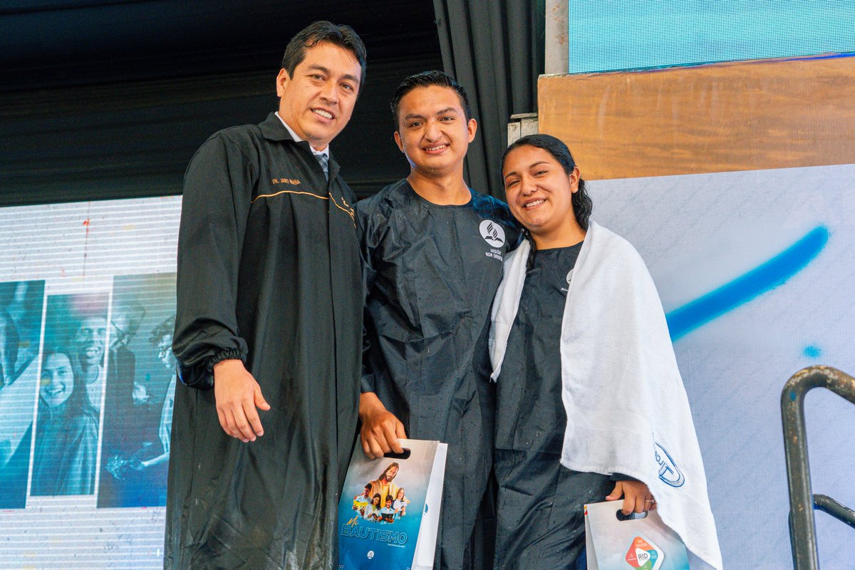 En el #VICongresoMiNOP, celebramos el 💦 bautismo de José y Verónica, quienes entregan su vida a Cristo. 🙌 Recibieron estudios Bíblicos del Pr. Jairo Nureña, y hoy inician un nuevo capítulo tomados de la mano de Dios 🤝. ¡Bienvenidos a la familia de Dios! #PalabraViva