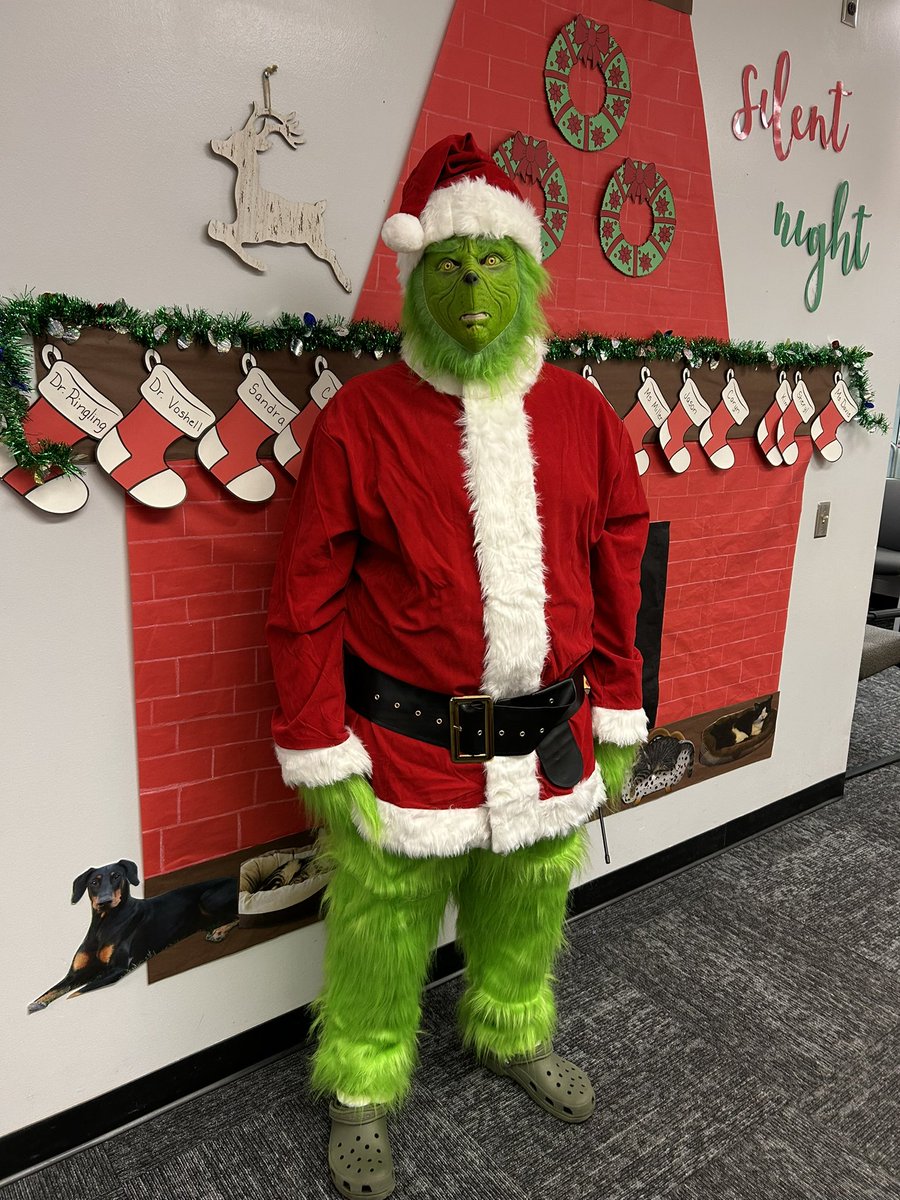 We had a special visitor roaming our hallways on this Monday morning…💚🎄 
<a href="/JoshRingling/">Josh Ringling</a> <a href="/vbschools/">VBSchools</a>