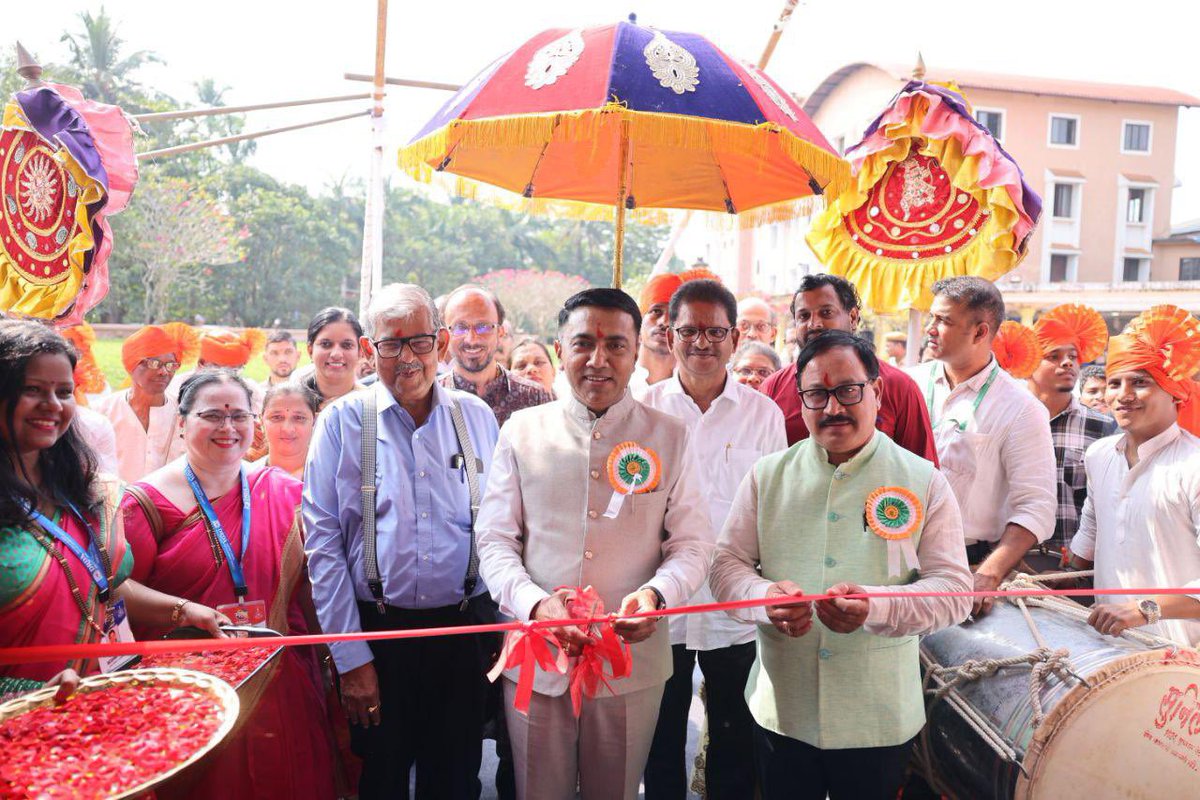 DrPramodPSawant's tweet image. Inaugurated the Goa Saras Exhibition &amp;amp; Sale of Handicrafts &amp;amp; Food at Ravindra Bhavan, Margao, in the esteemed presence of Social Welfare Minister Shri @SubhashGoa, MLA Shri @UlhasTuenkar and other dignitaries.

Goa Saras serves as a remarkable platform celebrating and empowering…