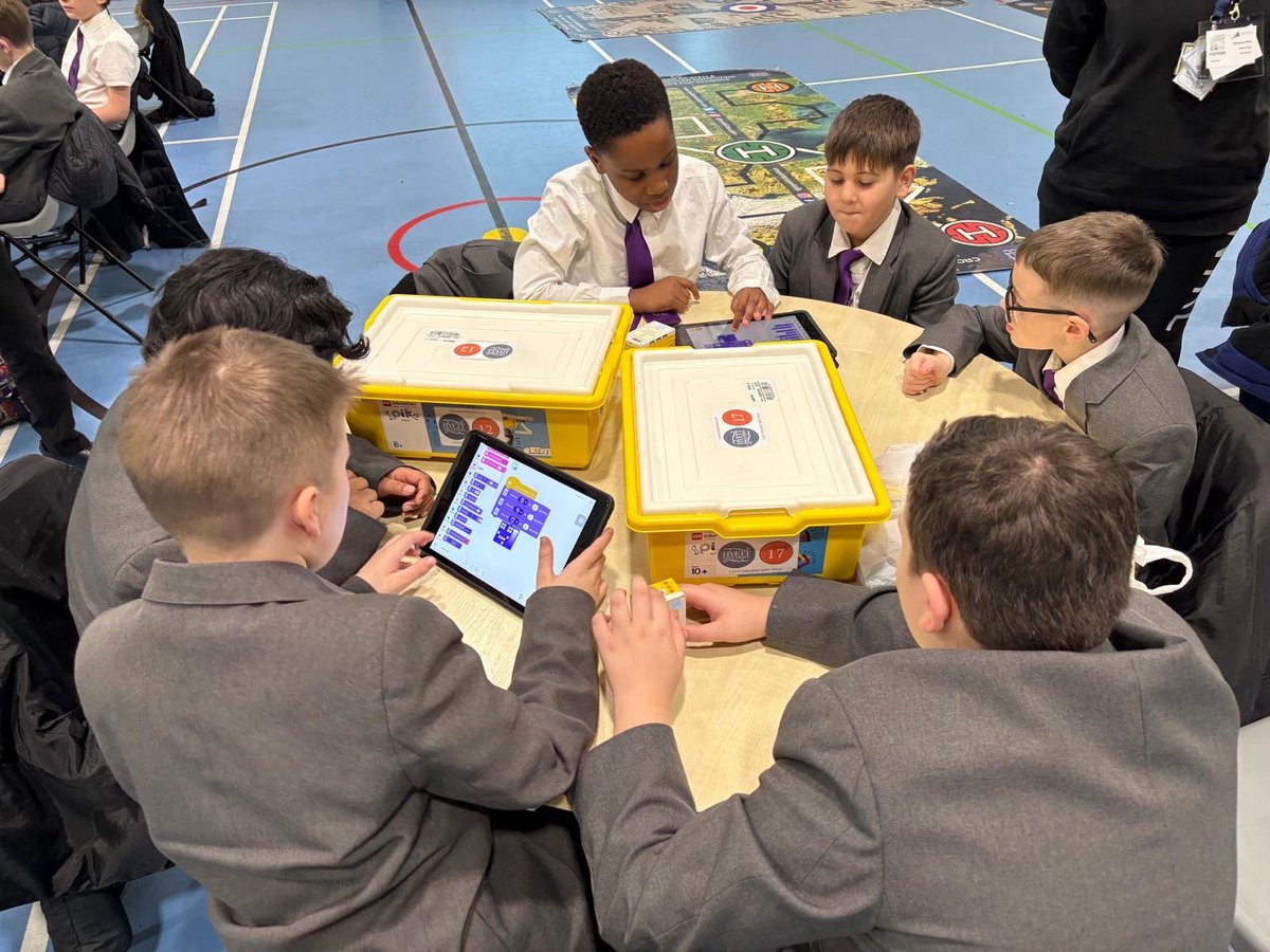 StAnnesAcademy's tweet photo. On Friday we welcomed Y6 students from @BoarshawP  to join our RAF Mighty Minds STEM Robotic Workshop. A great day was had by all! #STEMeducation  #Robotics  #primaryliason @hyetteducation  @CranmerTrust https://t.co/oSEfLIBK8b