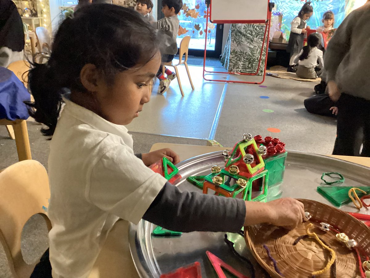 MrsGriffiths7's tweet photo. Added bells and pipe cleaners with magnetic tiles to my wonderful mirror tray! Loved seeing their little creations! 🎄🎅🏻🔔#eyfs .#magents #christmas https://t.co/Q7VMwkUxXu