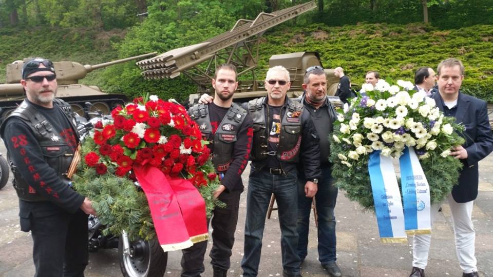 Hallöchen, VS-#Kramer bei Putins Nachtwölfen! Zweiter von rechts, damals noch ohne Rauschebart. Jetzt geht die Düse. Und ich spiele bei der Story auch ne Rolle. Jetzt nachlesen auf COMPACT-online.