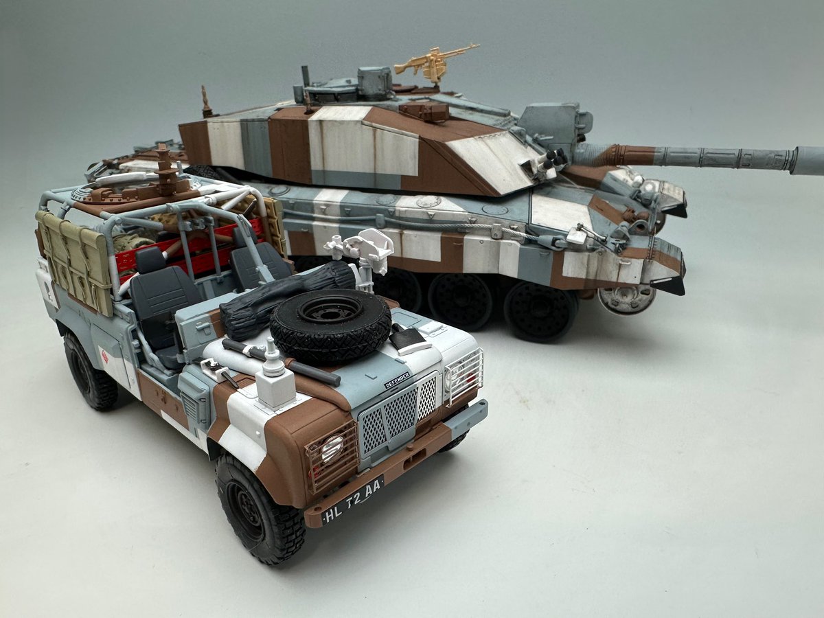 ディフェンダーの塗り分けができました。汚し塗装に入ります。こんな車両は本当にはないですが、今回はチャレンジャーと合わせてみました。