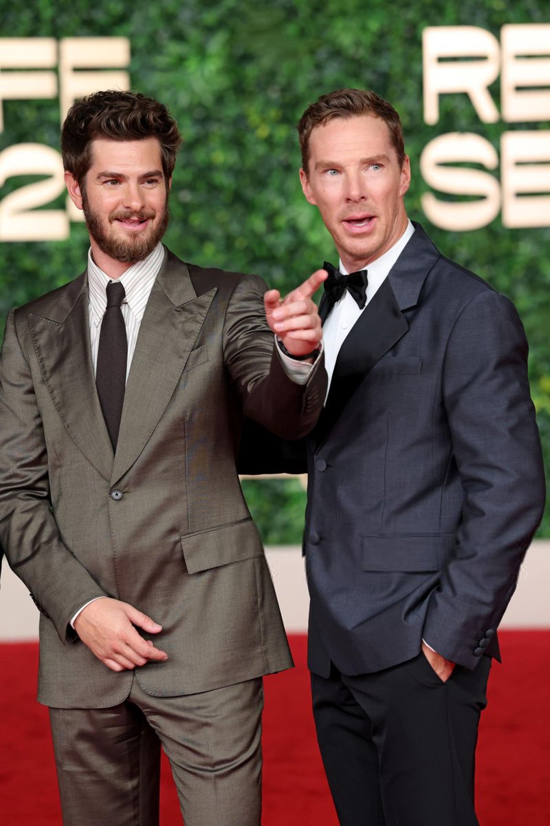 Andrew Garfield e Benedict Cumberbatch no tapete vermelho para uma exibição de 'We Live In Time' no Red Sea Film Festival.