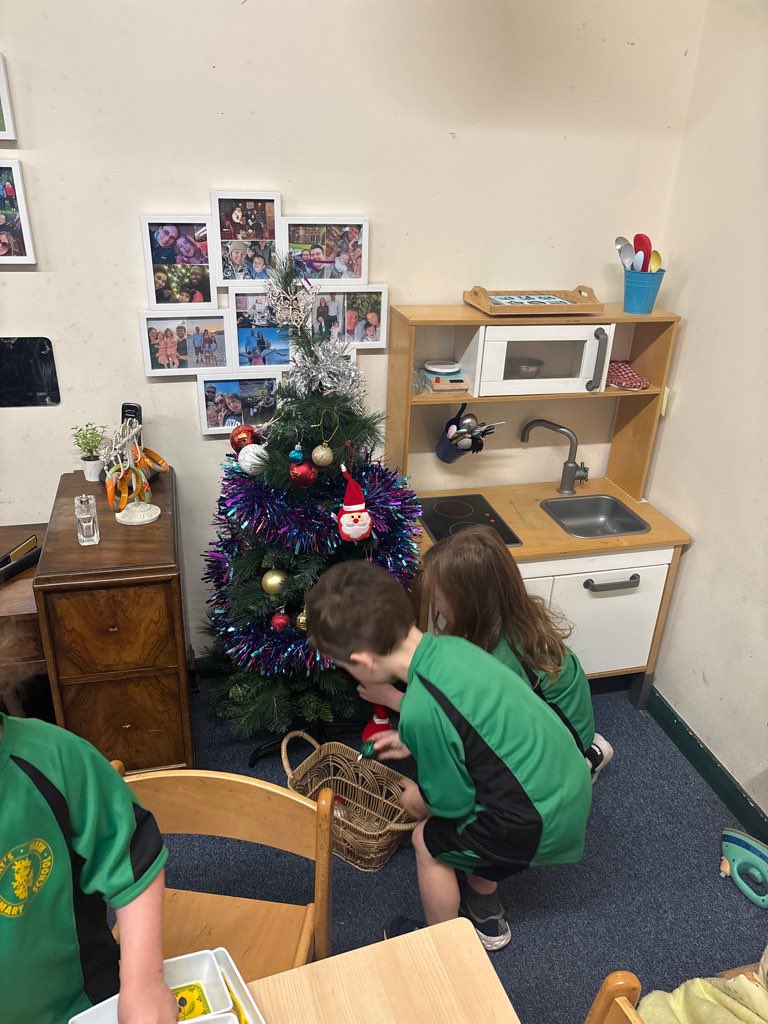 It’s beginning to look a lot like Christmas 🎄 a busy start to an even busier week with our Christmas show fast approaching! <a href="/LuntsHeathSch/">Lunt'sHeathSch</a>