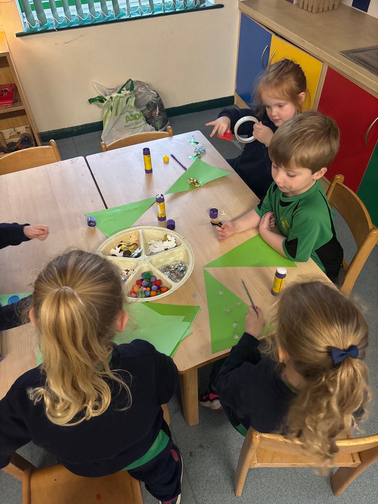 EYFSLuntsHeath's tweet photo. It’s beginning to look a lot like Christmas 🎄 a busy start to an even busier week with our Christmas show fast approaching! @LuntsHeathSch https://t.co/JXaZKY7RSU