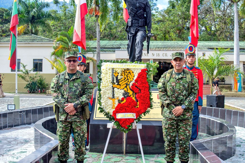 Ejercito_Div5's tweet photo. Con una santa eucaristía en la capilla de la #SextaBrigada y posteriormente una ofrenda floral ante el busto del Infante, el Batallón Rooke en #Ibagué, celebró un aniversario más del Arma de Infantería.

#PatriaHonorLealtad https://t.co/foe4cnQwmC