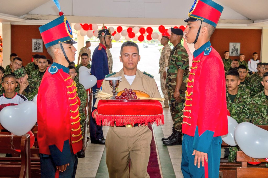 Ejercito_Div5's tweet photo. Con una santa eucaristía en la capilla de la #SextaBrigada y posteriormente una ofrenda floral ante el busto del Infante, el Batallón Rooke en #Ibagué, celebró un aniversario más del Arma de Infantería.

#PatriaHonorLealtad https://t.co/foe4cnQwmC