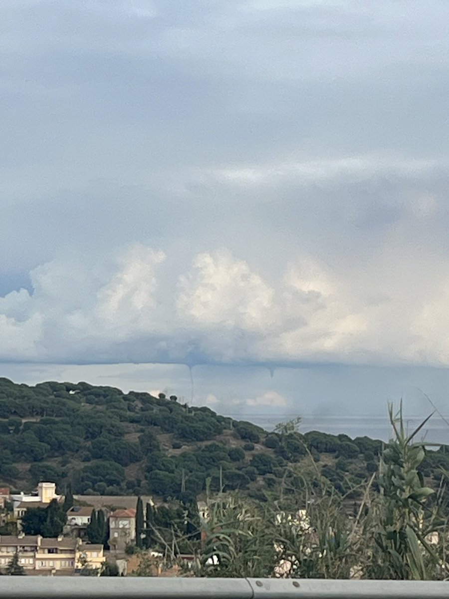 albaGiro's tweet photo. Mànegues davant del Masnou des de Tiana, impressionant la imatge! @MeteoMauri @meteocat @alexmegapc @eltempsTV3 https://t.co/TeNpddN2U6