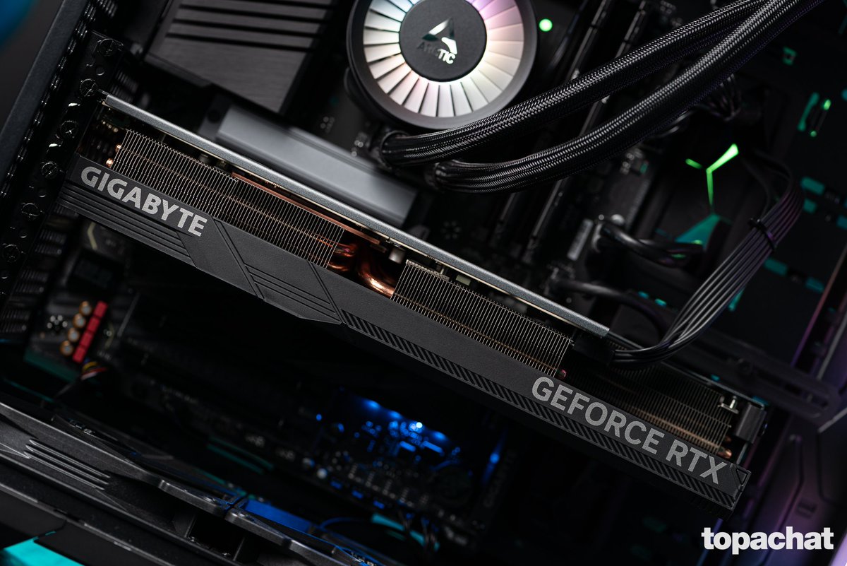 TopAchat's tweet photo. 🎄 #PetitPapaTopAchat
#Setup8 : Focus sur le PC Gamer VERTEX équipé de la puissante Gigabyte @AORUS_France RTX 4070 Ti SUPER WINDFORCE MAX OC !

https://t.co/9gGBNvhAaq

Participe ici !
https://t.co/KK18J1FR83 https://t.co/TBkV2fscvA