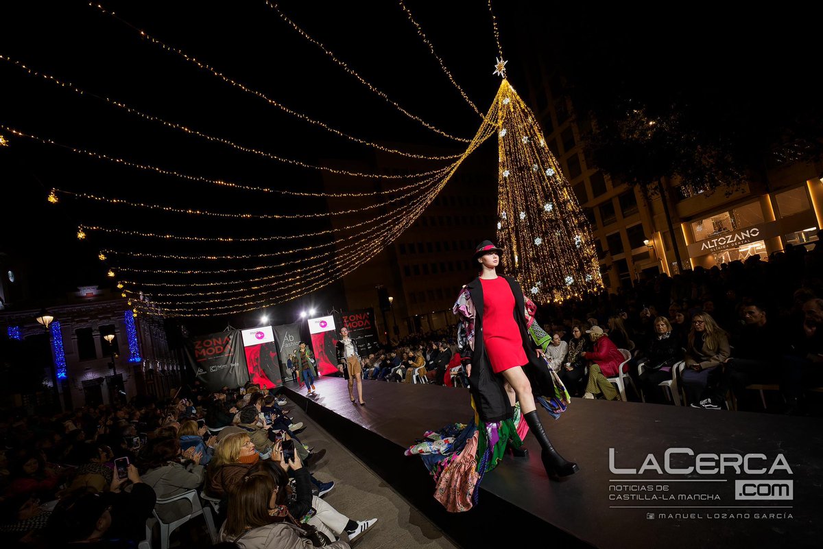funsembrador's tweet photo. Nuestro proyecto #modare pone en valor la moda sostenible y la ropa de segunda mano 👗👚 en el desfile #ZonaDeModa, organizado por #FECOM y la diseñadora Lola Muñoz, en el que participamos junto a otros comercios de la ciudad.
📷 @La_Cerca https://t.co/3Xiv6rYh43