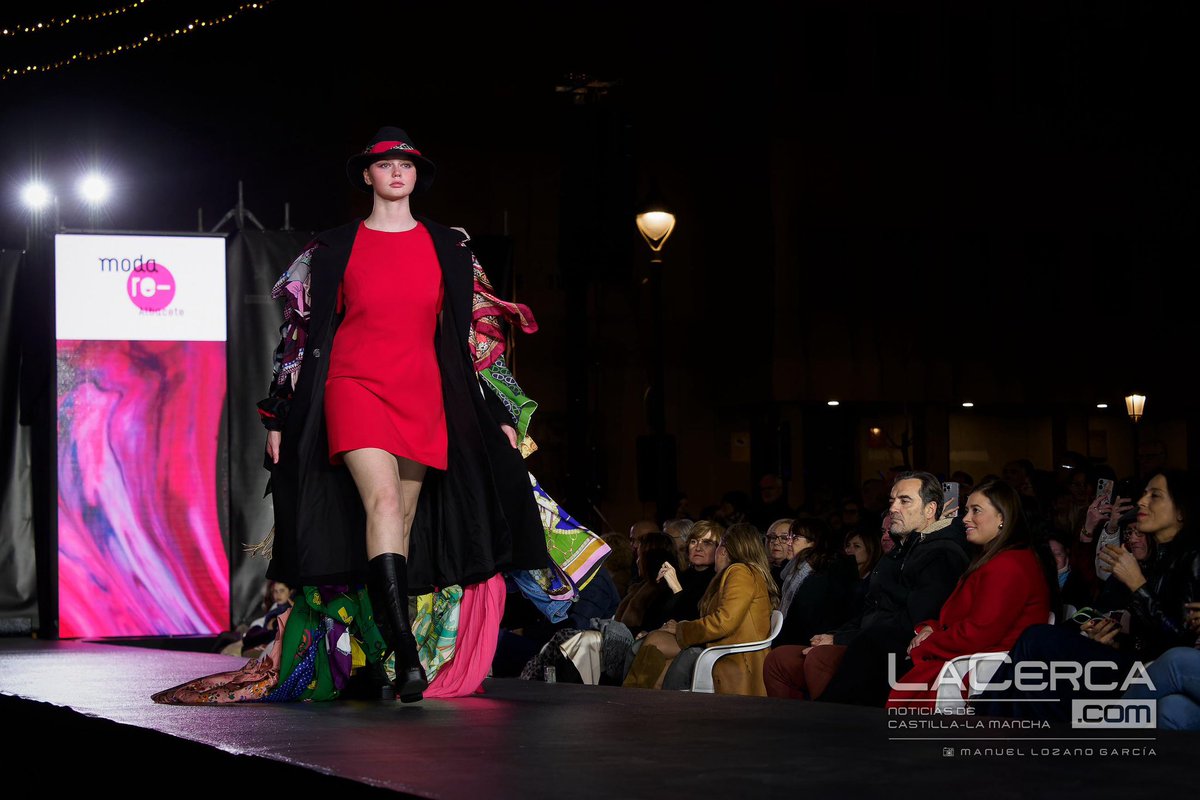 funsembrador's tweet photo. Nuestro proyecto #modare pone en valor la moda sostenible y la ropa de segunda mano 👗👚 en el desfile #ZonaDeModa, organizado por #FECOM y la diseñadora Lola Muñoz, en el que participamos junto a otros comercios de la ciudad.
📷 @La_Cerca https://t.co/3Xiv6rYh43