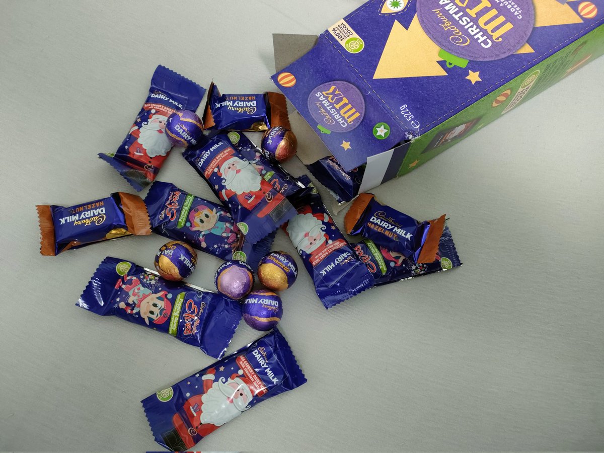 grassyi1074's tweet photo. オーストラリア土産のチョコもらってうれしい🎶クリスマス仕様でかわいくておいしい😍
#Cadbury https://t.co/2BXxLzjhwk