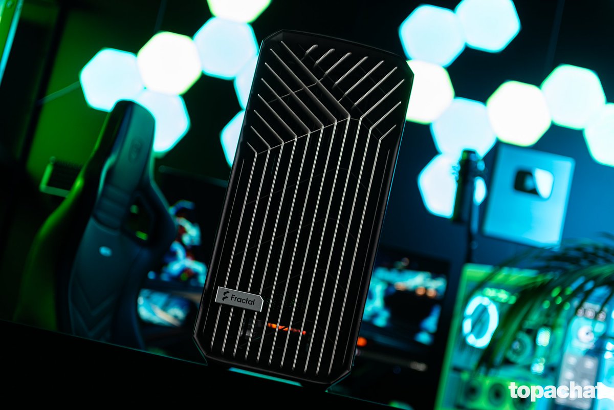 TopAchat's tweet photo. 🎄 #PetitPapaTopAchat
#Setup8 : Focus sur le PC Gamer VERTEX équipé de la puissante Gigabyte @AORUS_France RTX 4070 Ti SUPER WINDFORCE MAX OC !

https://t.co/9gGBNvhAaq

Participe ici !
https://t.co/KK18J1FR83 https://t.co/TBkV2fscvA