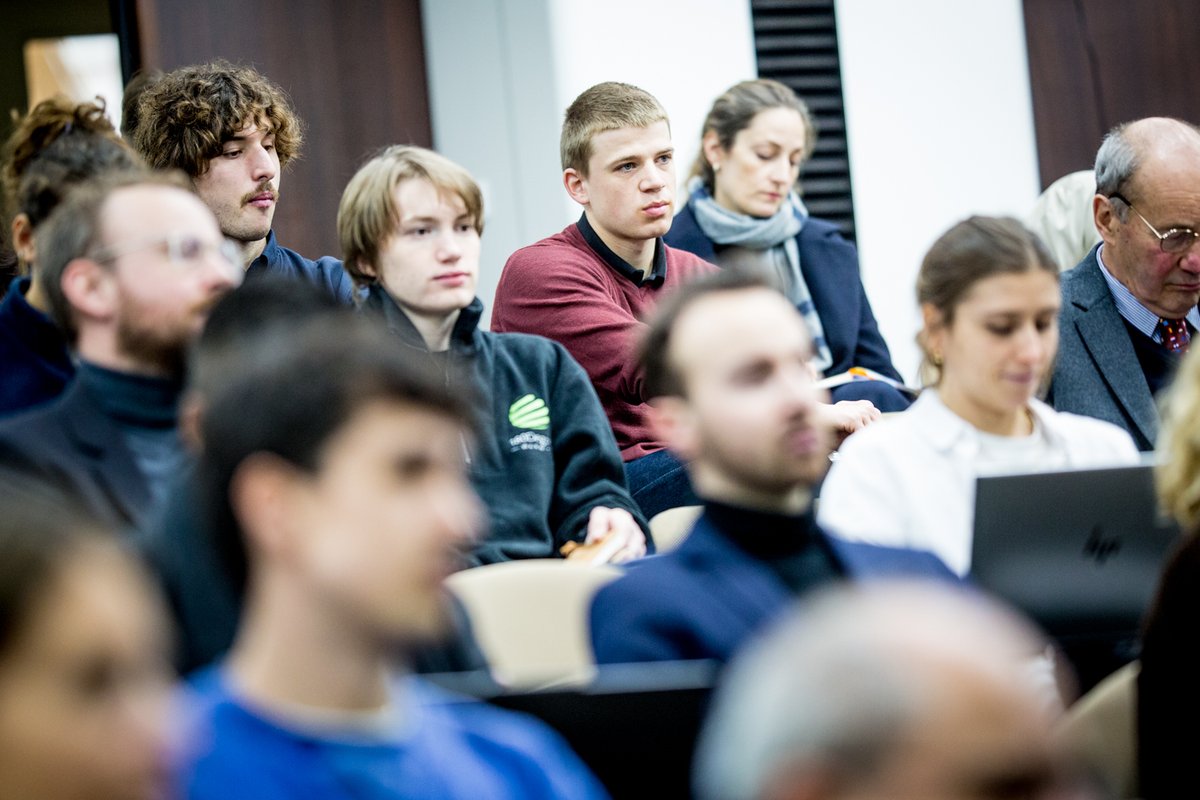 🇪🇺 [#Europe] Riche échange lors de notre première table-ronde "Quelles politiques pour une #économie européenne prospère et soutenable ?" 💶🌱 

Avec <a href="/ErkkiMaillard/">Erkki Maillard</a>, <a href="/KurtykaMichal/">Michał Kurtyka</a>, <a href="/ThPellerin/">Thomas Pellerin-Carlin</a>, <a href="/genevieve_pons/">Genevieve Pons</a>, <a href="/Eric_R_Lombard/">Eric Lombard</a> &amp; <a href="/Phucvinh_/">Phuc-Vinh Nguyen / phuc-vinh.bsky.social</a>