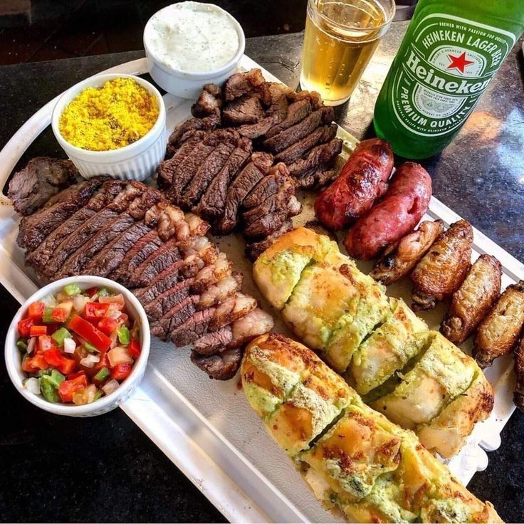 /toca um sininho e serve o balcão.

Boa tarde, homis e molieres. Está no horário do almoço, e nós do Bar dos Homi preparamos um almoço grátis e especial para essa segunda. Servão-se avonts, e se alimentem direito, com direito a cervejinha gelada, tudo por conta da casa!