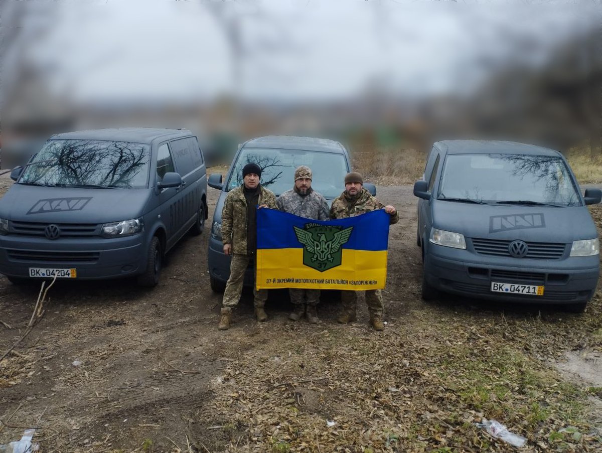 MKFoundation_UA's tweet photo. MK Foundation не залишає без уваги наших героїв. Нещодавно ми передали 37-му мотопіхотному бату «Запоріжжя» 56-ї бригади три буса Т5.

Наші захисники тримають лінію фронту на Донеччині, і ці автівки життєво необхідні для логістики, підвезення вантажів на передову тощо. https://t.co/WEewDMCWNC