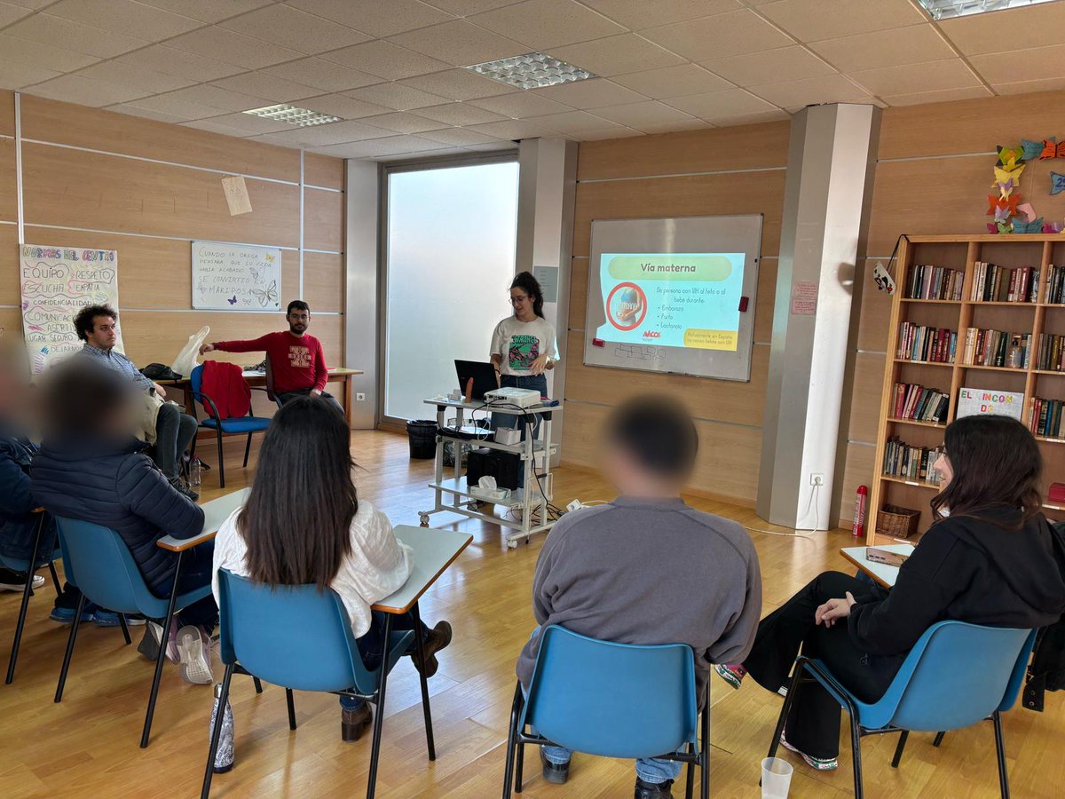 FAdsisValencia's tweet photo. El 1 de diciembre fue el Día Mundial del VIH y SIDA. En el Centro de Día de Paterna @aytopaterna realizamos un taller con @AvacosH sobre salud sexual y prevención de ITS. 🩹Info adecuada = sexo seguro❗La prevención es clave 🧘🏽‍♀️ Diagnóstico a tiempo = bienestar. ¡Gracias @avacosh! https://t.co/sJER5wAQ77