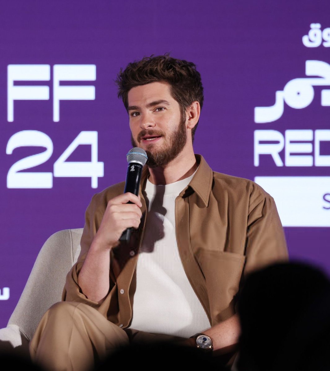 Andrew Garfield no palco durante o Snapshot On Actors 2 no Red Sea International Film Festival 2024.