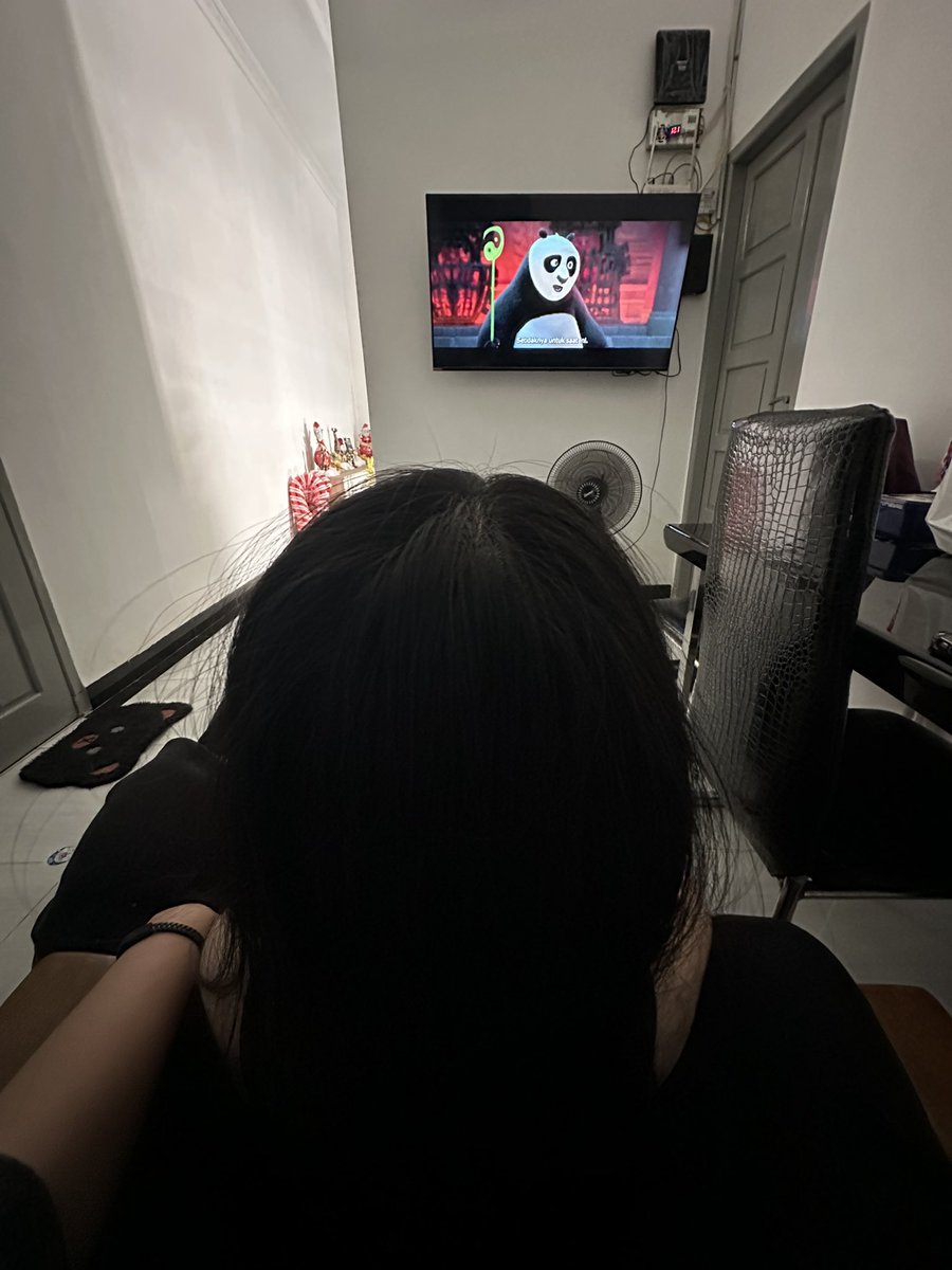 alIonicaa's tweet photo. nemenin bocil nonton https://t.co/f6I6NfietP