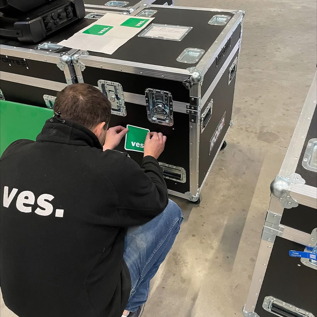 Robelighting's tweet photo. Time for a #NewGearMonday from Warsaw, Poland, with the team from VES & their new inventory of @Robelighting #iFORTE luminaires supplied through PROLIGHT.
#robelighting #robeinnovation #vessupport #newrobegear #lightingtech #prolight #lightinglife https://t.co/eAzKLu2cq5